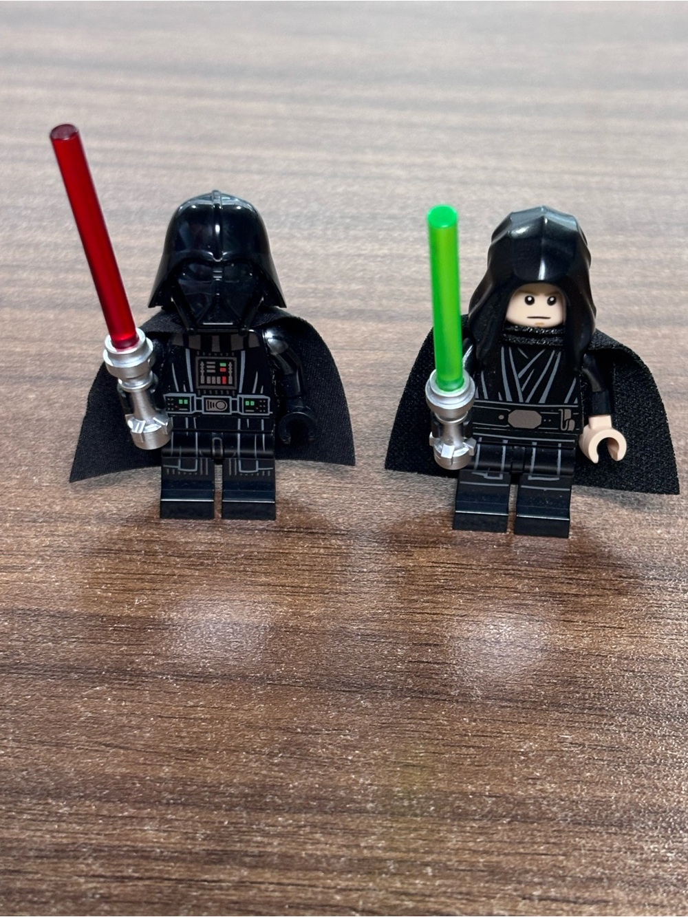 LEGO Star Wars Sith and Jedi Minifigure Set with Red and Green Lightsabers